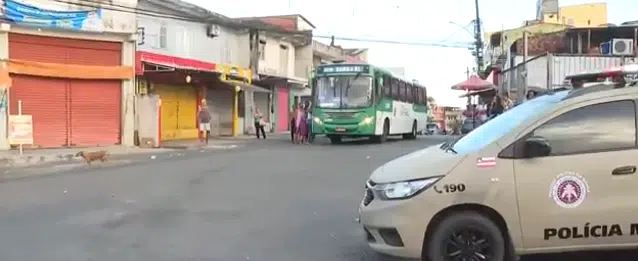 Após incêndio em coletivo, ônibus voltam a circular em bairro de Salvador