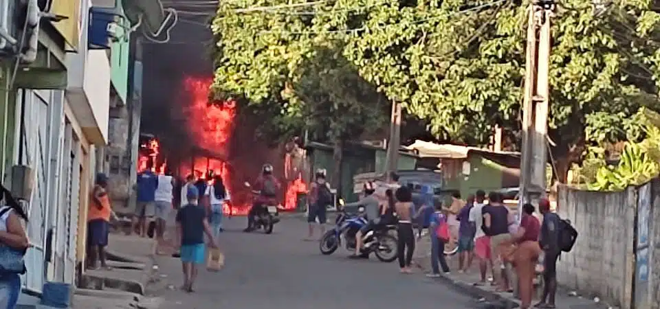 Bandidos colocam fogo em ônibus em bairro de Salvador