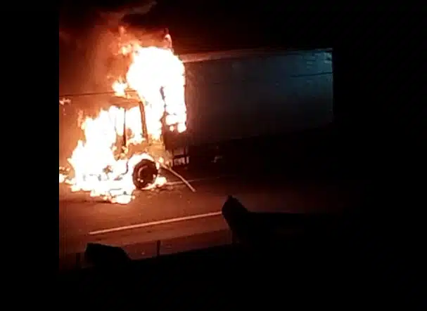 Caminhão baú pega fogo na BR-324; ASSISTA