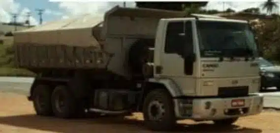 Caminhão roubado por grupo fortemente armado é visto em Camaçari