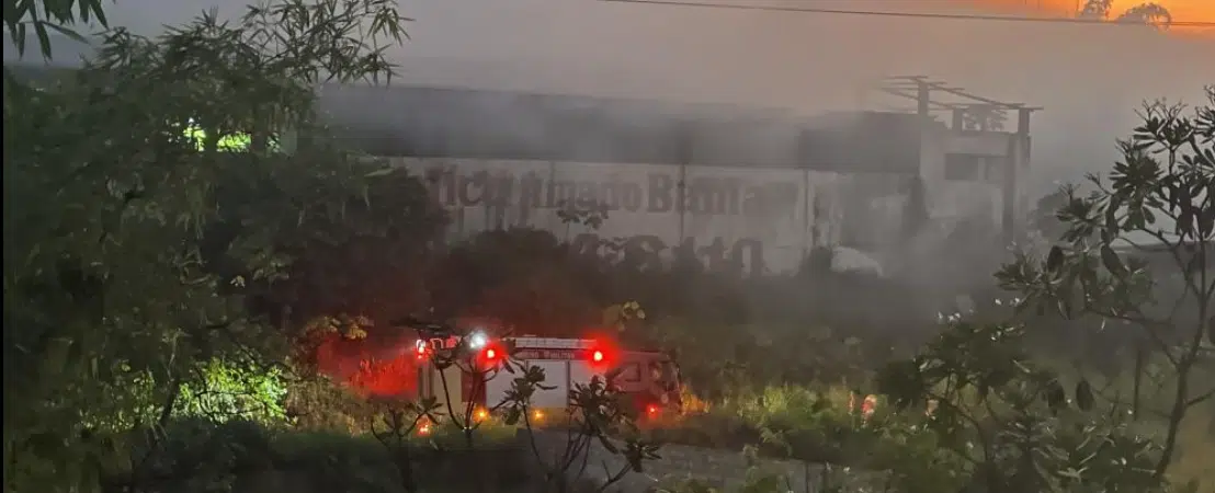 Fábrica de cerâmica pega fogo em Mata de São João