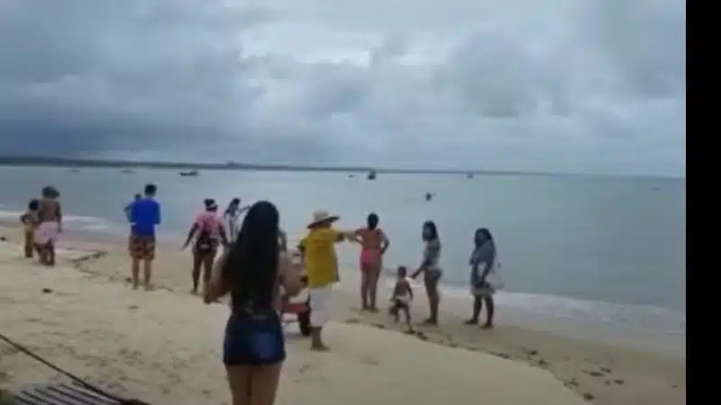 Casal de turistas morre afogado em praia da Bahia