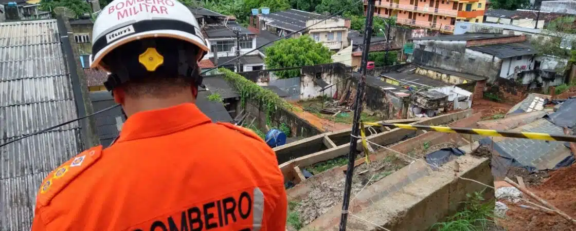 Chuva castiga cidades da Bahia e bombeiros são enviados para reforço