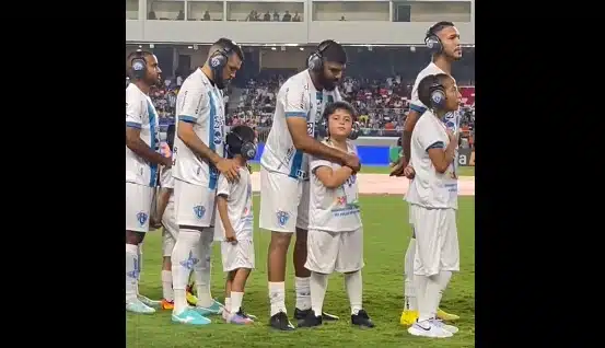 Crianças autistas entram em campo com jogadores em confronto válido pela Copa do Brasil