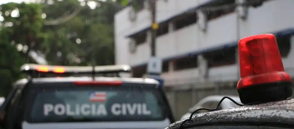 Bandidos assaltam ponto de ônibus e trocam tiros com a PM em Salvador