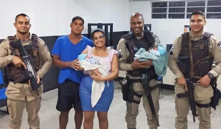 Família de bebê salvo por policiais visita 52ª CIPM em Lauro de Freitas
