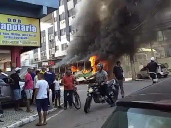 Homem ateia fogo em ônibus com passageiros e deixa mulher e criança queimadas