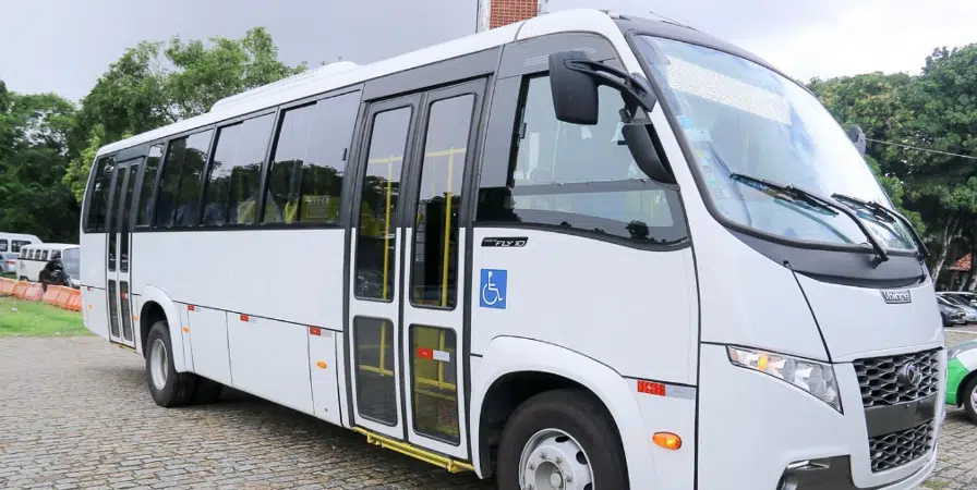“Micrão”: Hélder apresenta ônibus que irá compor a nova frota de Camaçari