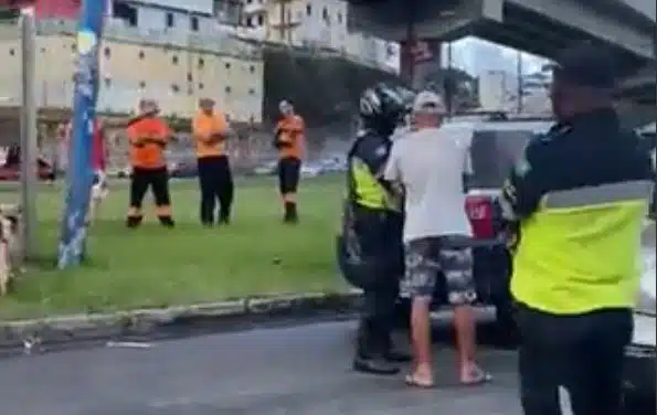 Motorista distraído bate em carro que estava sendo rebocado e causa engavetamento em avenida de Salvador