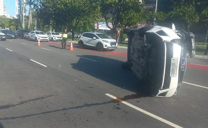 Motorista perde controle da direção e carro capota em avenida de Salvador