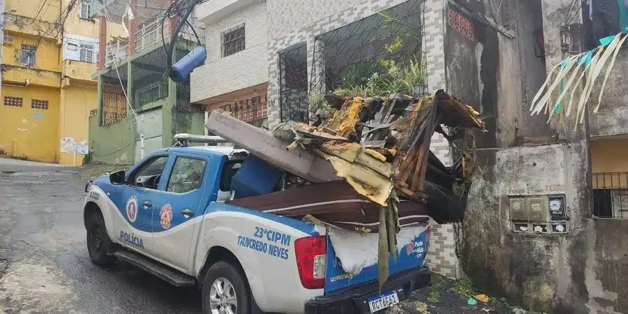 PM desmonta obstáculos instalados por traficantes em bairro de Salvador