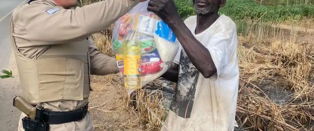 PM entrega cestas básicas para população carente de Nova Viçosa