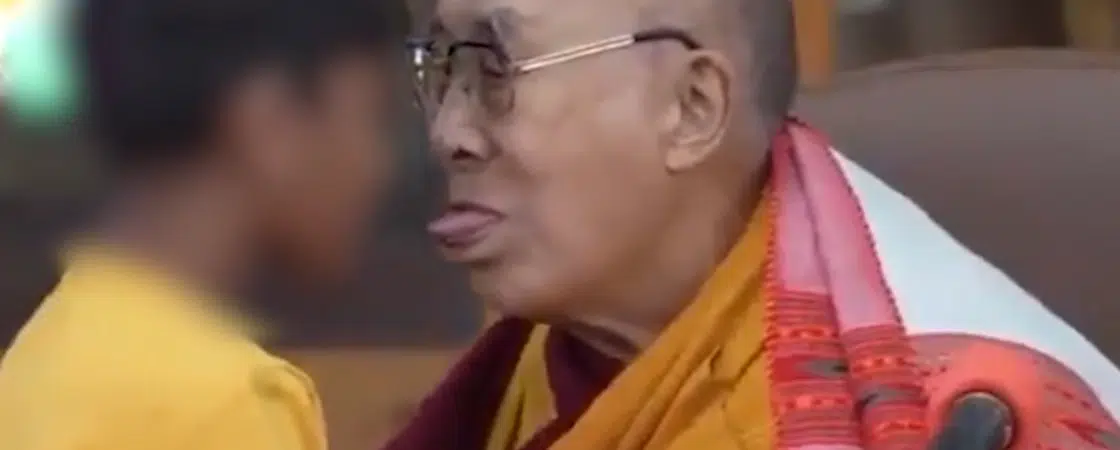 Polêmica: Dalai Lama se desculpa após pedir para menino ‘chupar’ língua dele