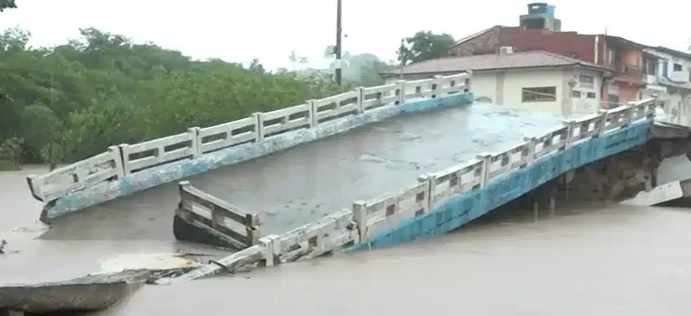 Rodovias e pontes estão interditadas após temporal no Sul baiano, saiba quais