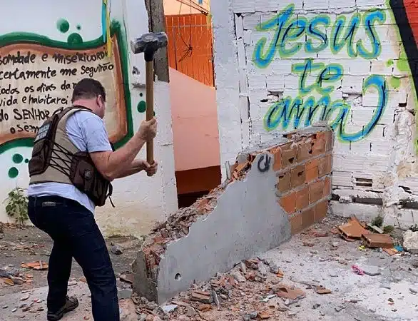 Salvador: PM destrói barricada, localiza desmanche de motos e apreende metralhadora