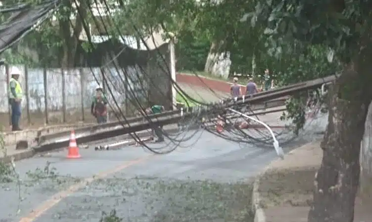 Salvador: Postes caem na Estrada da Muriçoca e via é totalmente interditada