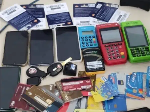 Suspeitos são detidos pela PM em Candeias e confessam golpes com cartões de crédito
