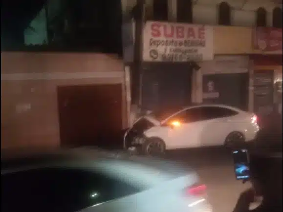 VÍDEO: Carro bate em poste e testemunha diz que motorista está ‘mamadinho’