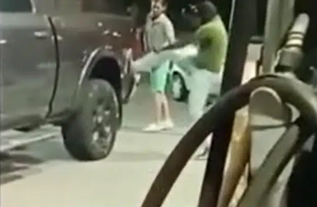 VÍDEO: Homem atira em outro após briga em posto de gasolina na BA