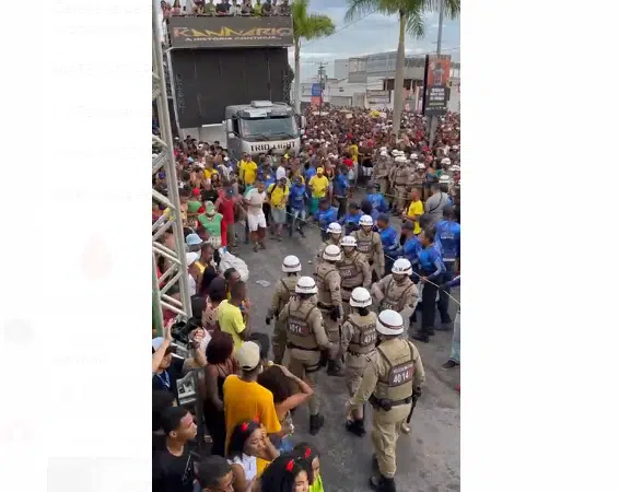 VÍDEO: jovem fica com rosto ensanguentado após agressão de PM na Micareta de Feira