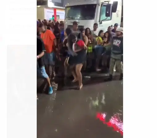 VÍDEO: mulher é agredida por PMs enquanto dançava na Micareta de Feira 