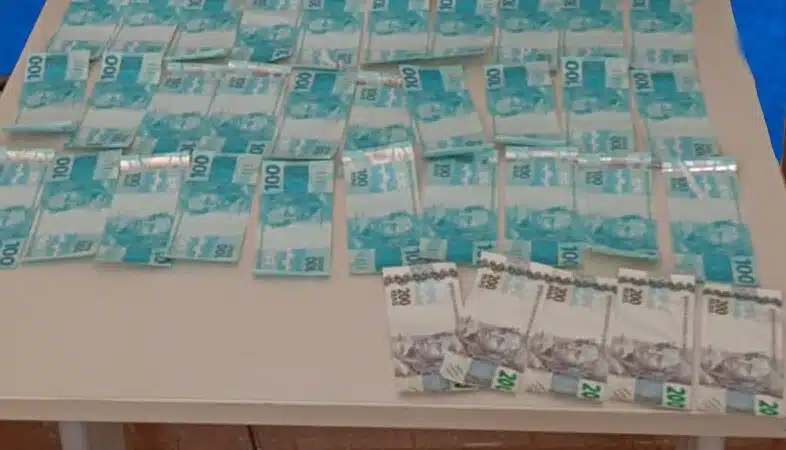 Mulher é presa após ser flagrada com R$ 4 mil em cédulas falsas