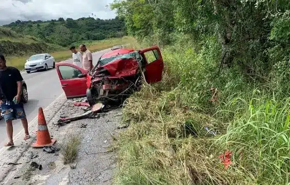 Acidente de carro em Alagoinhas deixa três pessoas da mesma família mortas