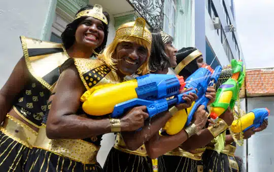 Deputados aprovam proibição do uso de pistolas de água no carnaval