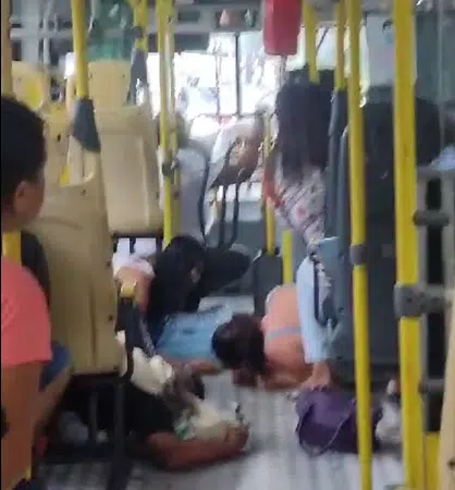 Assaltantes de ônibus entram em confronto com polícia e assustam passageiros em Cajazeiras, veja o vídeo