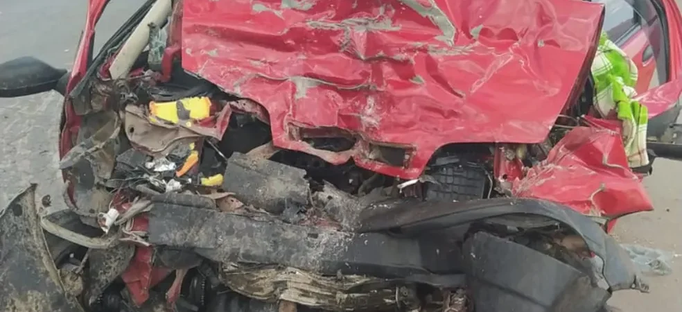 Colisão entre carro e carreta deixa três mortos no interior da Bahia