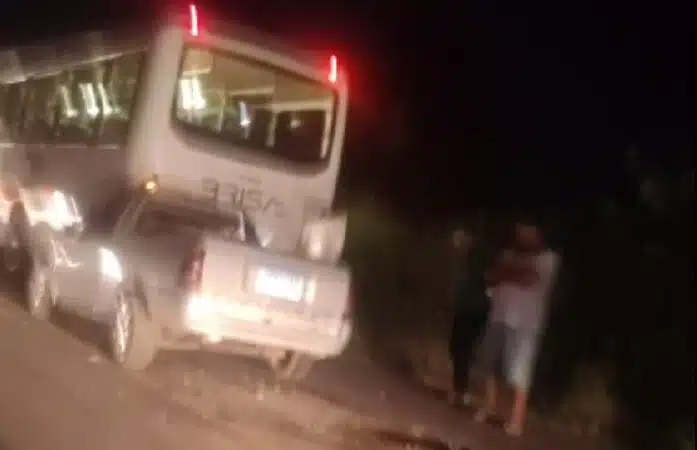 Carro bate em ônibus e deixa trânsito lento na estrada da Cascalheira