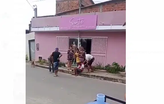 Homem é baleado na porta de loja no bairro da Nova Vitória; VÍDEO