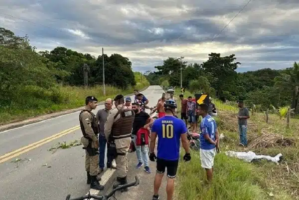 Homem morre após moto bater em placa de sinalização na Bahia