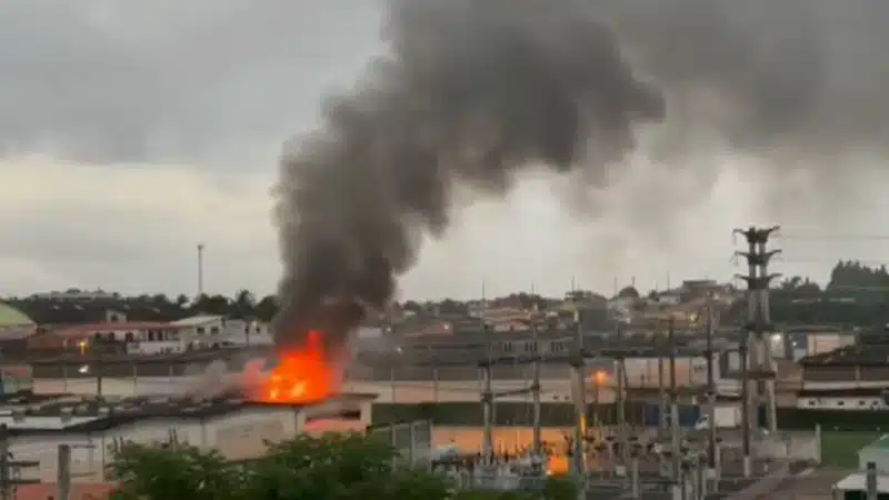 Grande incêndio atinge galpão em Lauro de Freitas e assusta moradores