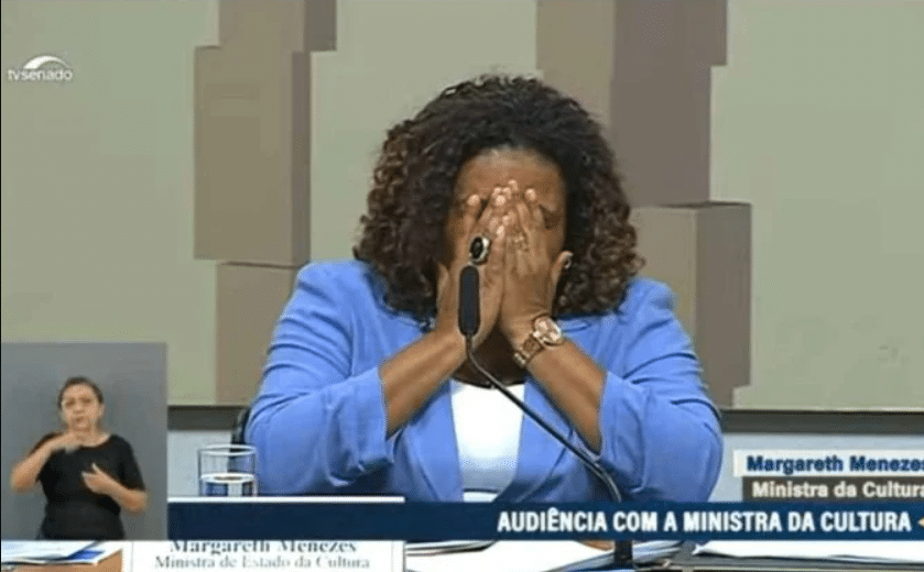 Margareth Menezes se emociona durante audiência e pede um momento de silêncio após saber da morte de Rita Lee