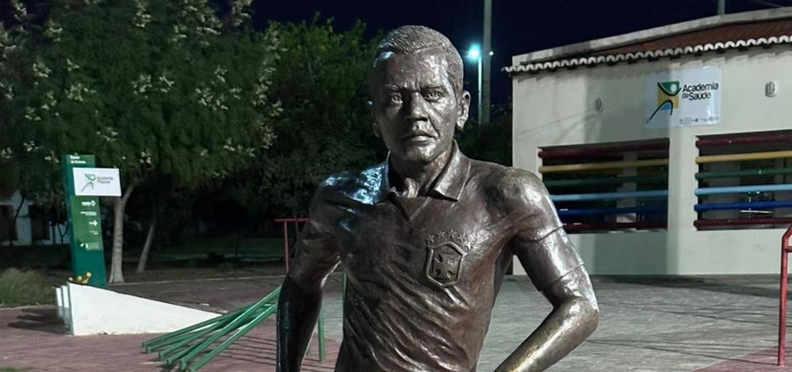 Moradores de Juazeiro querem a retirada de estátua de Daniel Alves da cidade