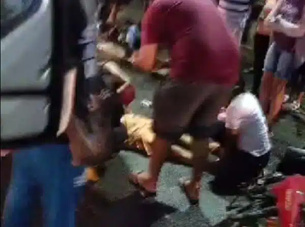 VÍDEO: Motociclistas ficam feridos após colisão frontal no bairro Phoc III