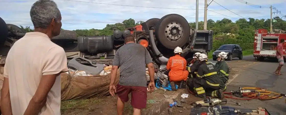 Motorista Fica Preso às Ferragens Após Caminhão Capotar No Entroncamento Vídeo Bahia No Ar