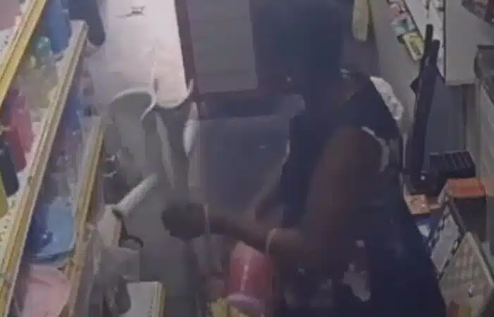 Mulher usando muletas é flagrada furtando em mercearia de Salvador