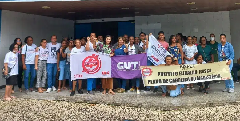 Professores da rede municipal protocolam ofício contra ‘esfacelamento da carreira’ em Camaçari