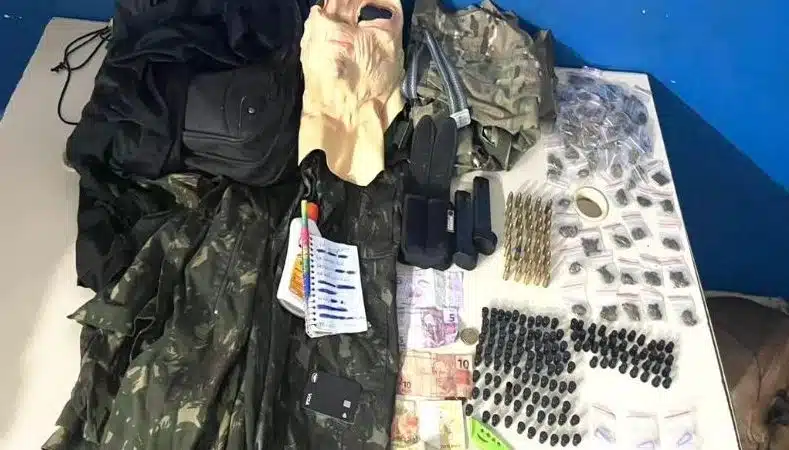 Rondesp ‘encurrala’ traficantes e apreende munições de 9mm e drogas em Simões Filho