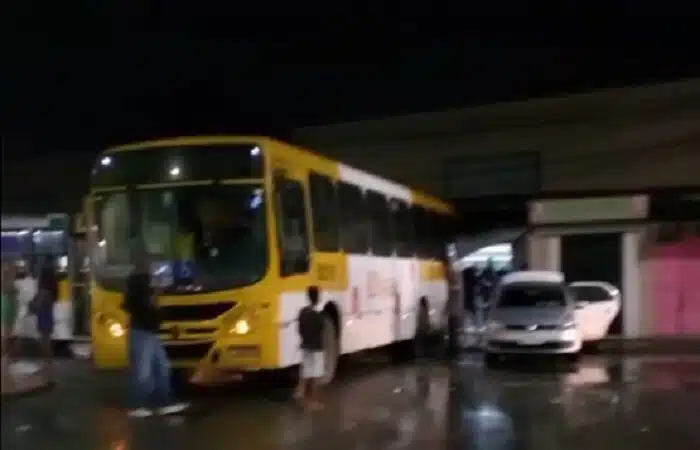 Ônibus destrói barraca durante manobra em bairro de Salvador