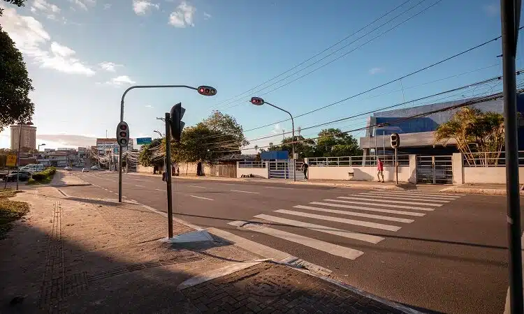 Semáforos de Camaçari passam a funcionar ‘piscando’ em horários de risco