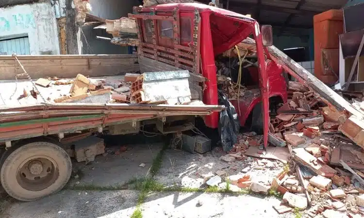 Simões Filho: Ajudante fica ferido após caminhão de material de construção bater em casa