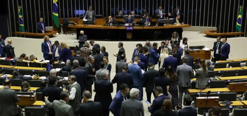 26 dos 39 deputados baianos votaram a favor de projeto que torna crime discriminar político
