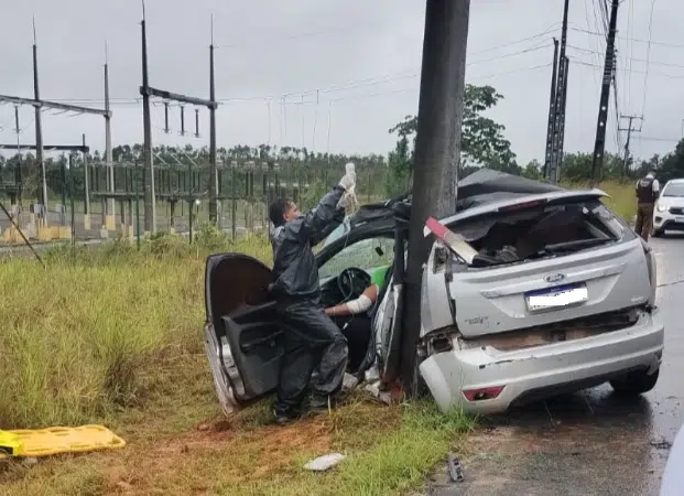 Acidente grave deixa vítima e carro destruído na Estrada da Cetrel, em Camaçari