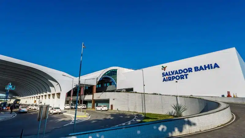 Avião pega fogo após decolar no aeroporto de Salvador