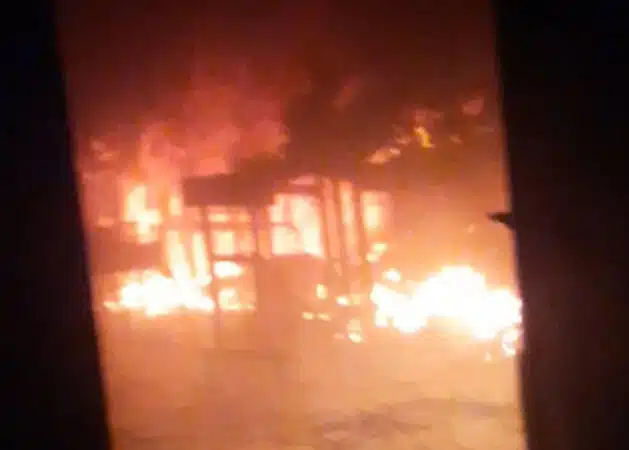 Escola municipal pega fogo em Dias d’Ávila