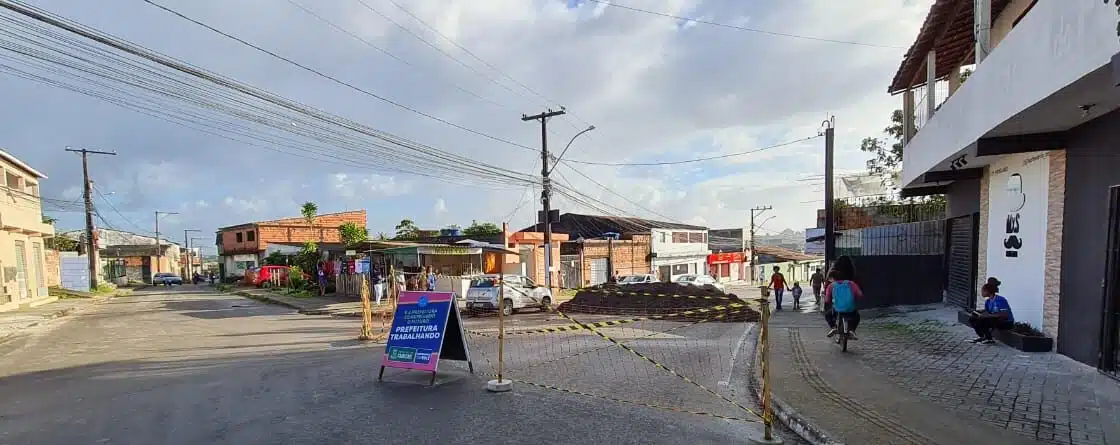 Camaçari: Rua Acácia Vermelha amanhece bloqueada para obras