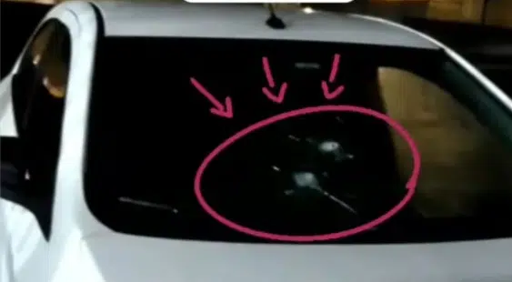 Carro é roubado na frente de condomínio em Camaçari; bandidos atiraram em outro veículo